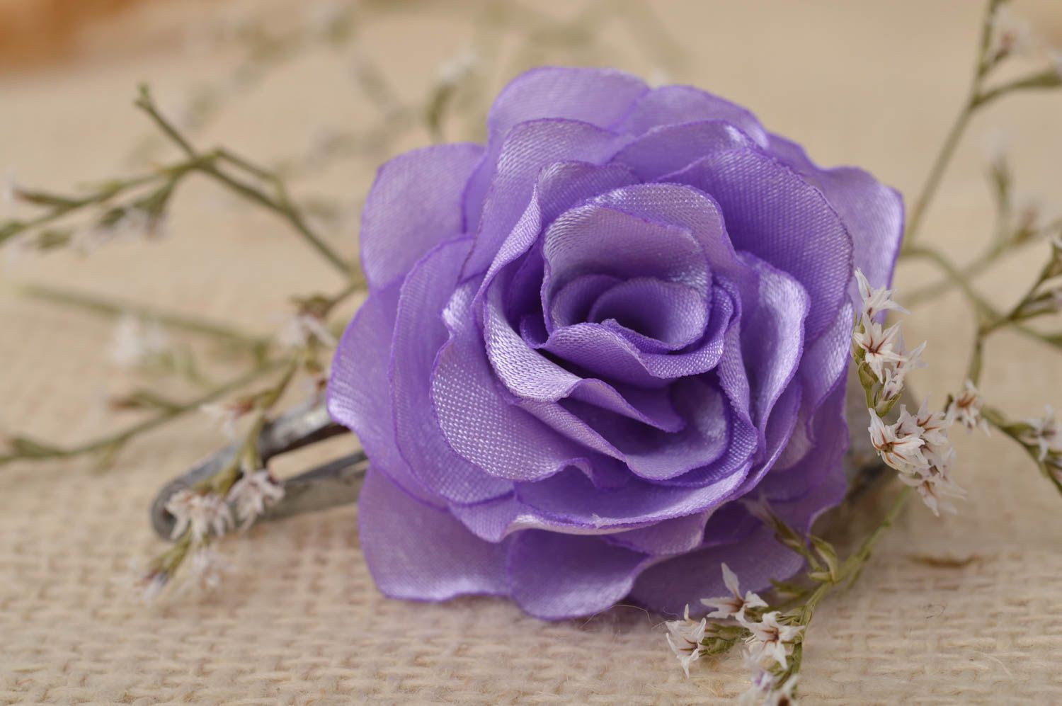 Violette Blume Haarspange handgemachter Schmuck Accessoires für Frauen Atlas foto 1