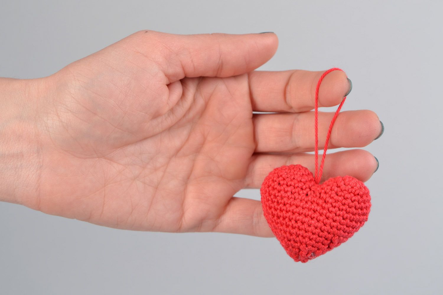 Suspension décorative coeur rouge tricoté en fils de coton au crochet faite main photo 2