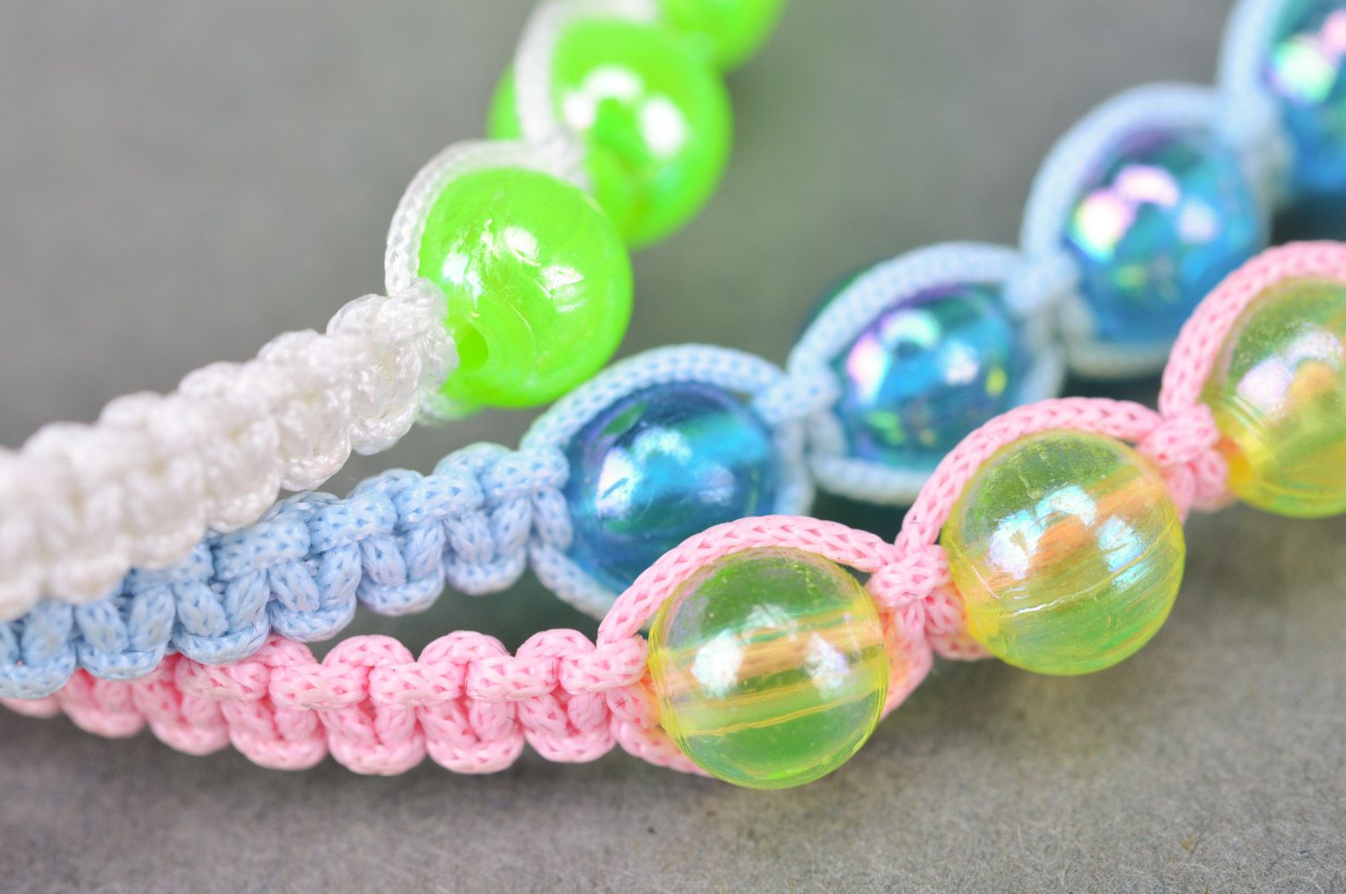 Комплект плетеных браслетов из бусин из 3 штук ручной работы разных цветов фото 4
