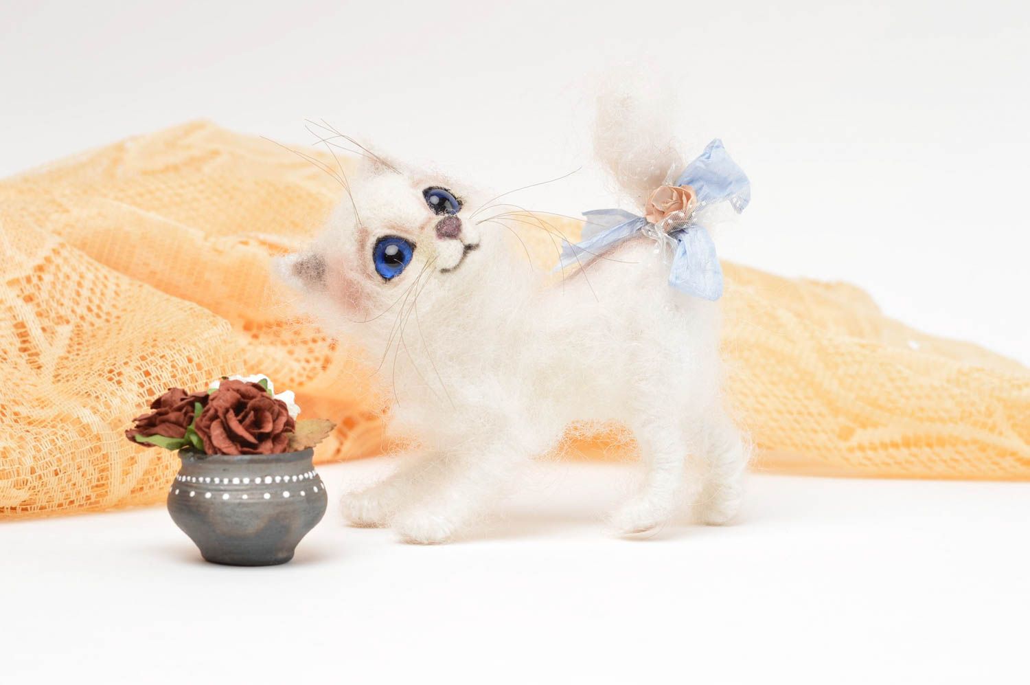 Игрушка ручной работы мягкая игрушка в виде кота интерьерная игрушка белая фото 1