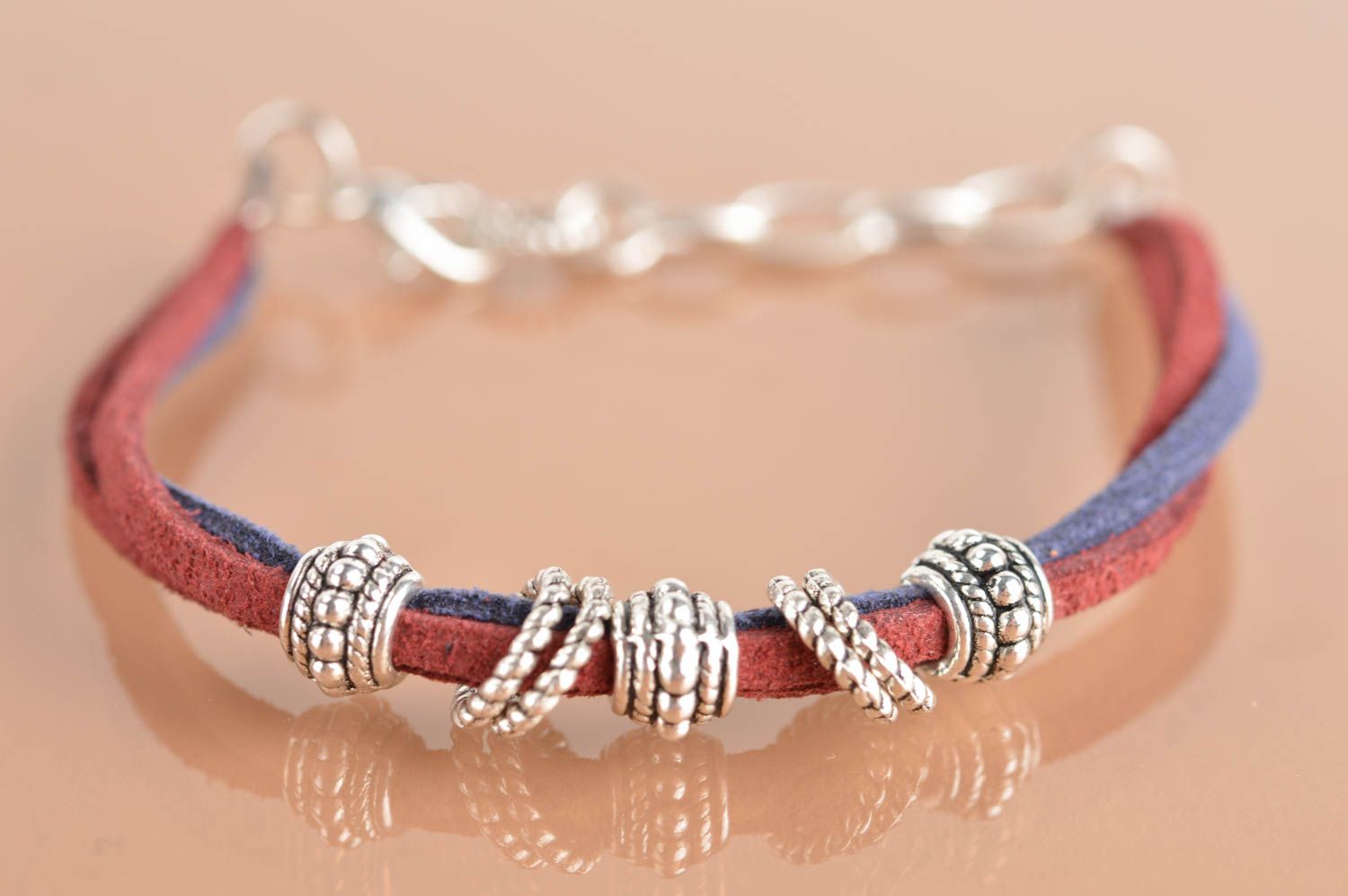 Bracelet fait main en lacets de daim avec éléments métalliques bleu bordeaux photo 5