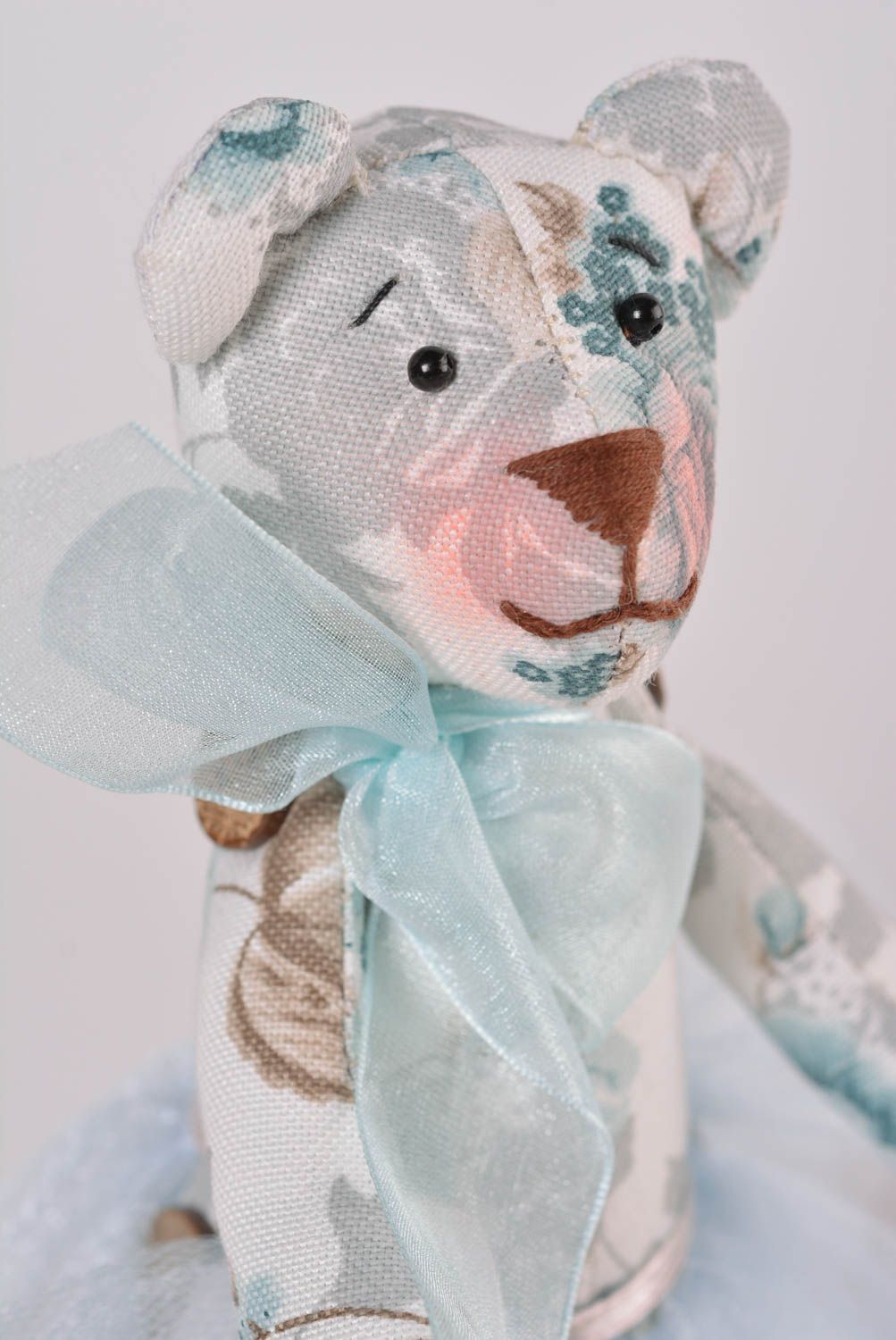 Süßes Kuscheltier Bär im Rock handmade Stoff Spielzeug Geschenk für Kinder foto 2