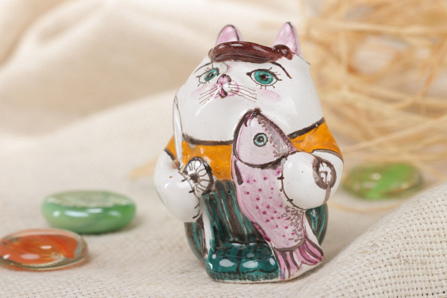 Petite figurine en céramique multicolore faite main en forme de chat pêcheur photo 1
