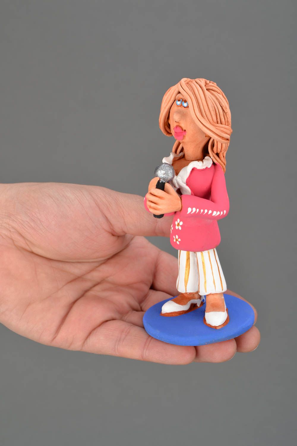 Figurine en céramique faite main Chanteuse avec microphone photo 2