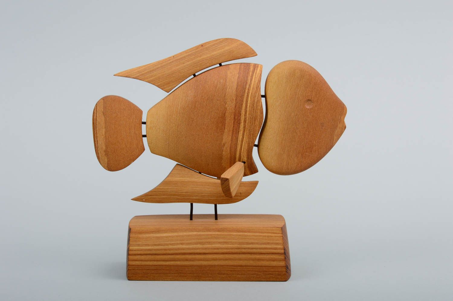 Figurine poisson fait main Statuette déco Cadeau original souvenir en bois photo 1