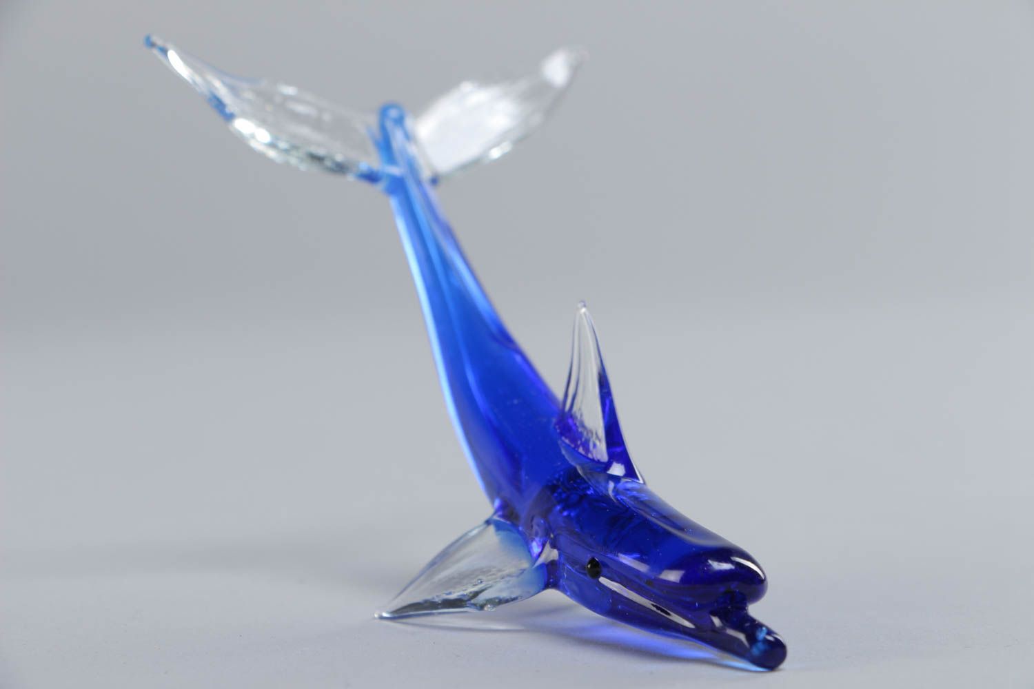 Handgemachte schöne blaue Lampwork Figur aus Glas Delfin für Interieur in kalten Farben foto 4