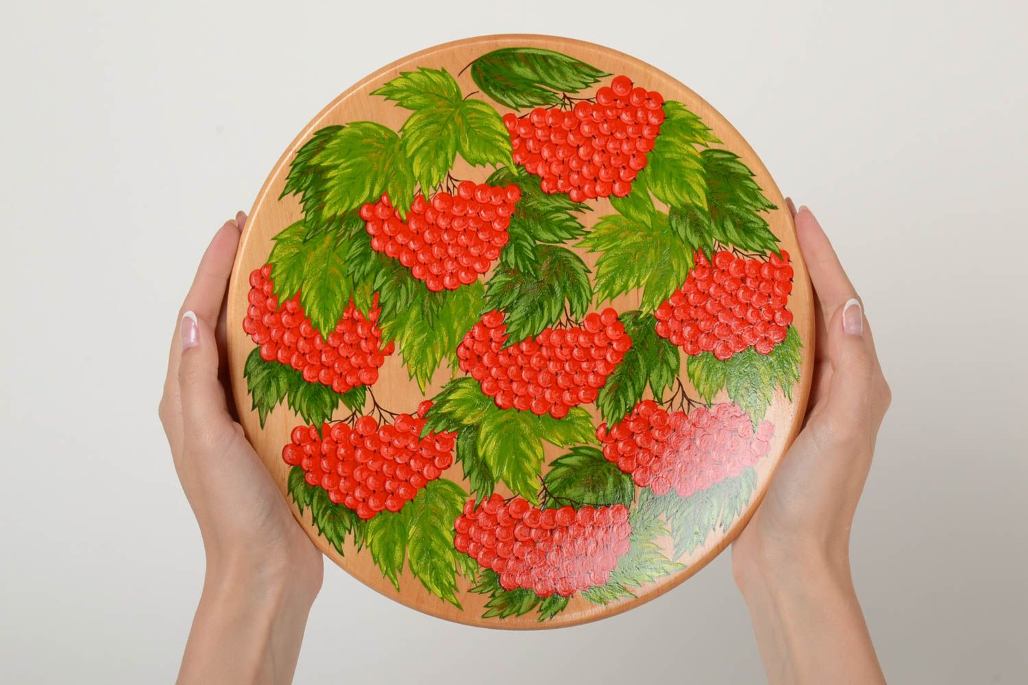 Декоративная тарелка на стену деревянная с ягодами калины красивая ручной работы фото 5