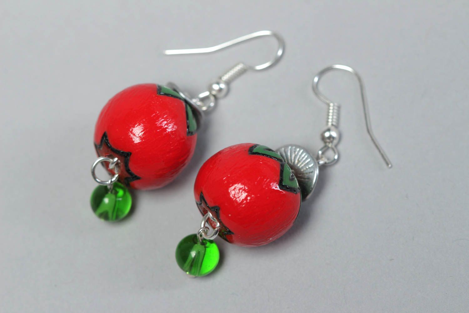 Boucles d'oreilles avec perles en bois rouges originales faites main pendantes photo 2