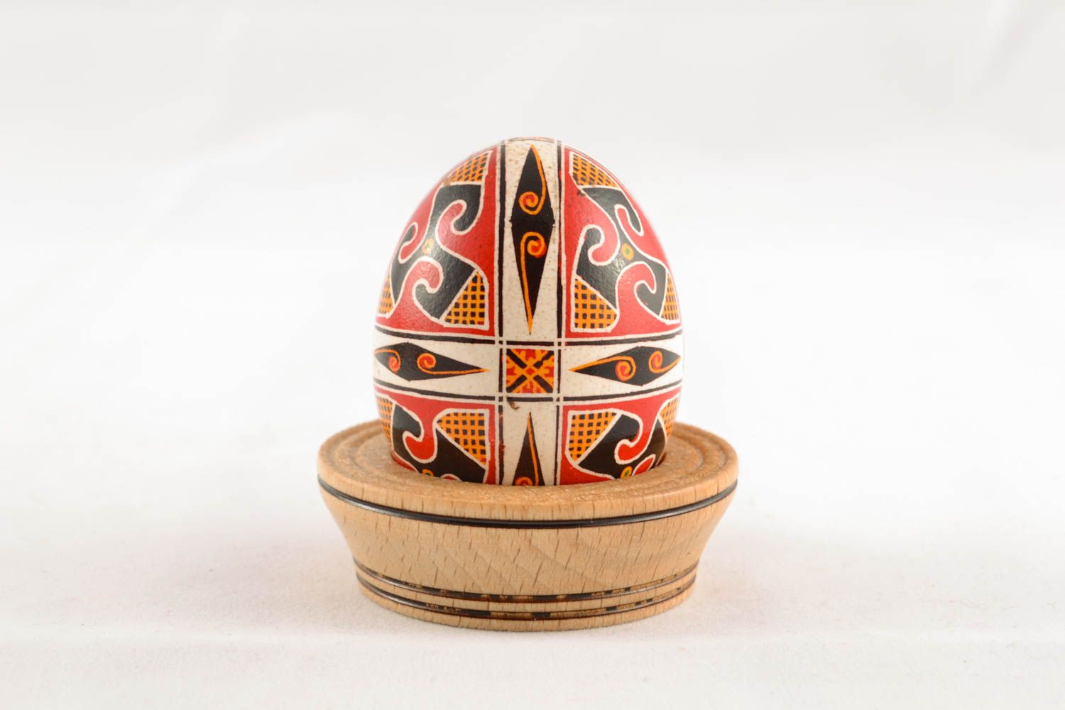 Пасхальное яйцо на деревянной подставке фото 1