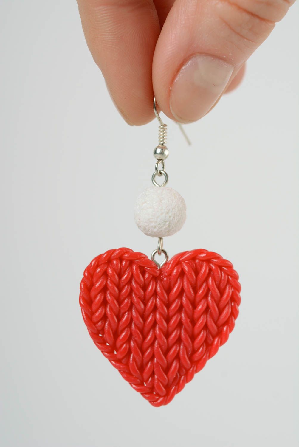 Красные серьги из полимерной глины в виде сердечек ручной работы с бусинками фото 3