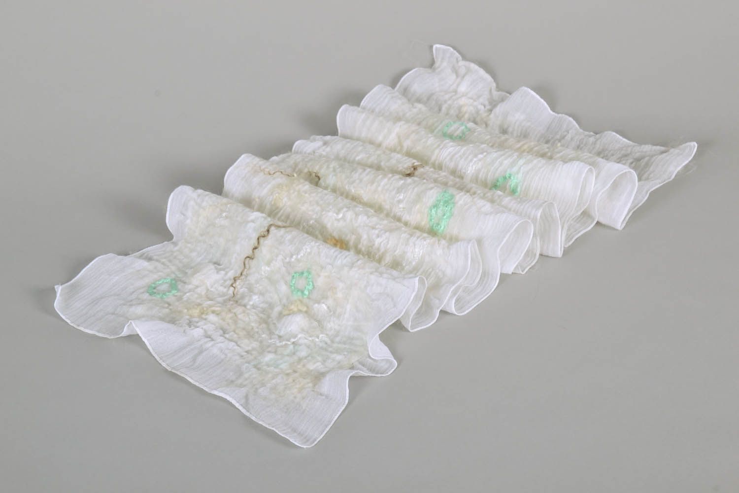 Xale de lã em técnica de feltragem lenço feminino feito à mão acessório de mulher foto 4