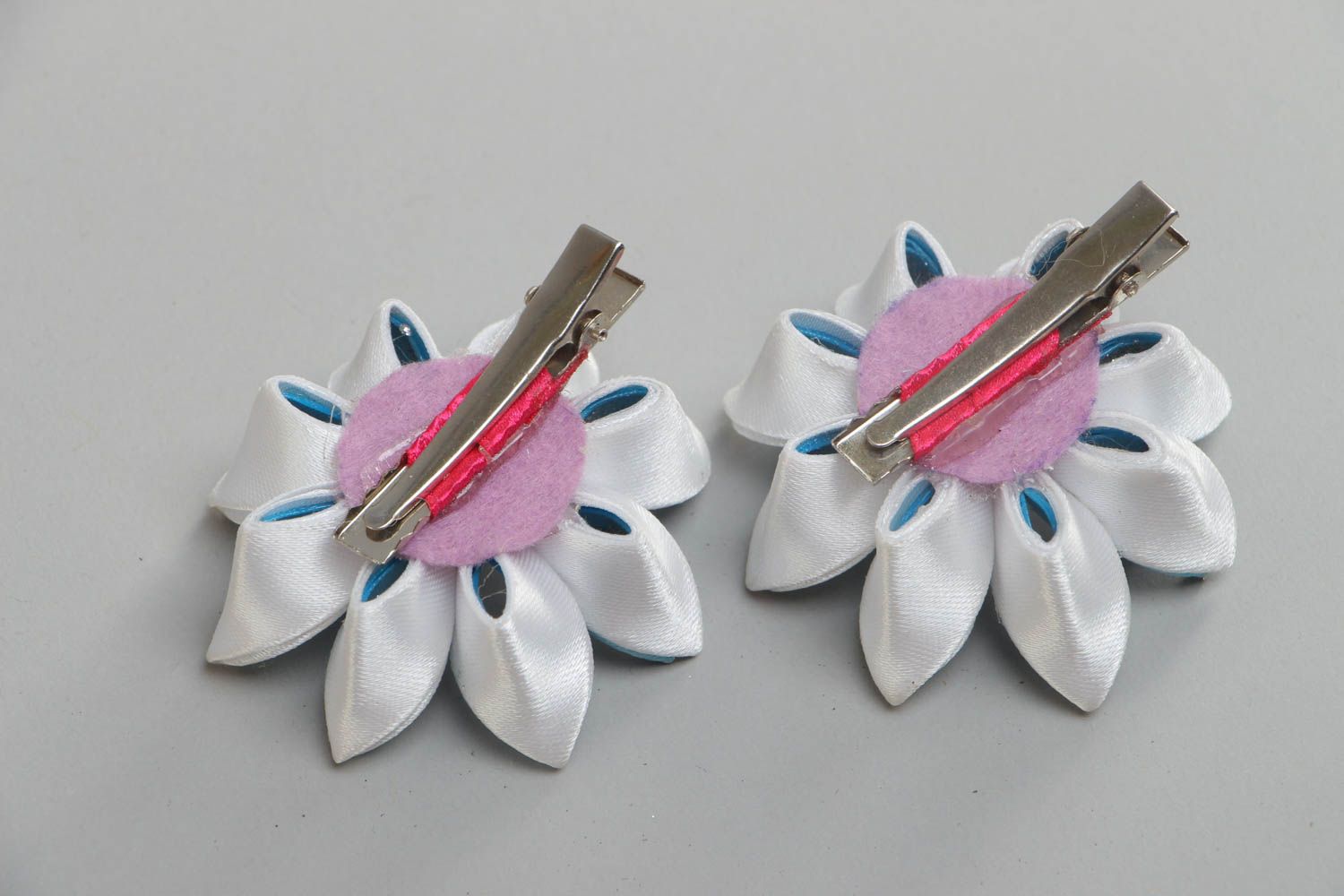 Pinzas para el pelo de cintas de raso  flores azules artesanales 2 piezas foto 4