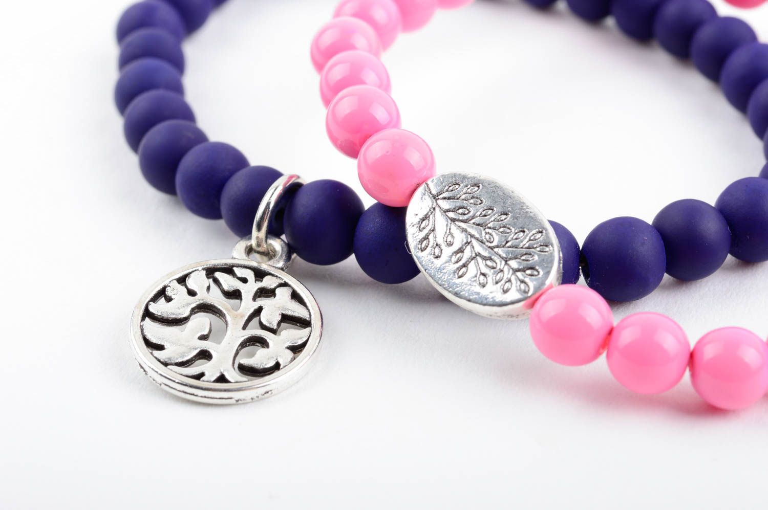 Set de bracelets en perles plastiques faits main 2 pièces rose et bleu photo 3