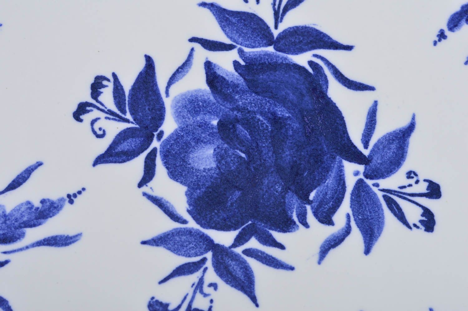 Grande assiette ronde porcelaine à motif floral bleu belle originale faite main  photo 2