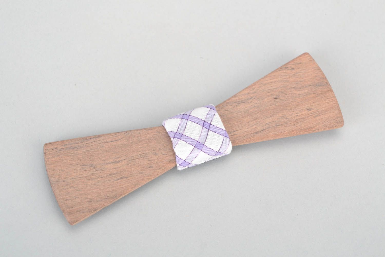 Bow tie made of wood photo 2