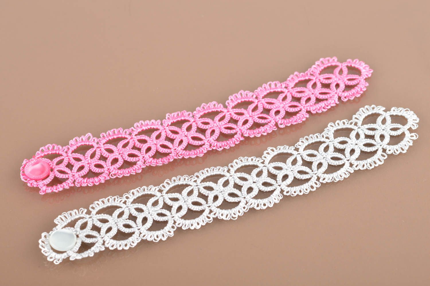 Conjunto de pulseras artesanales en técnica frivolité dos piezas blanca y rosada foto 2