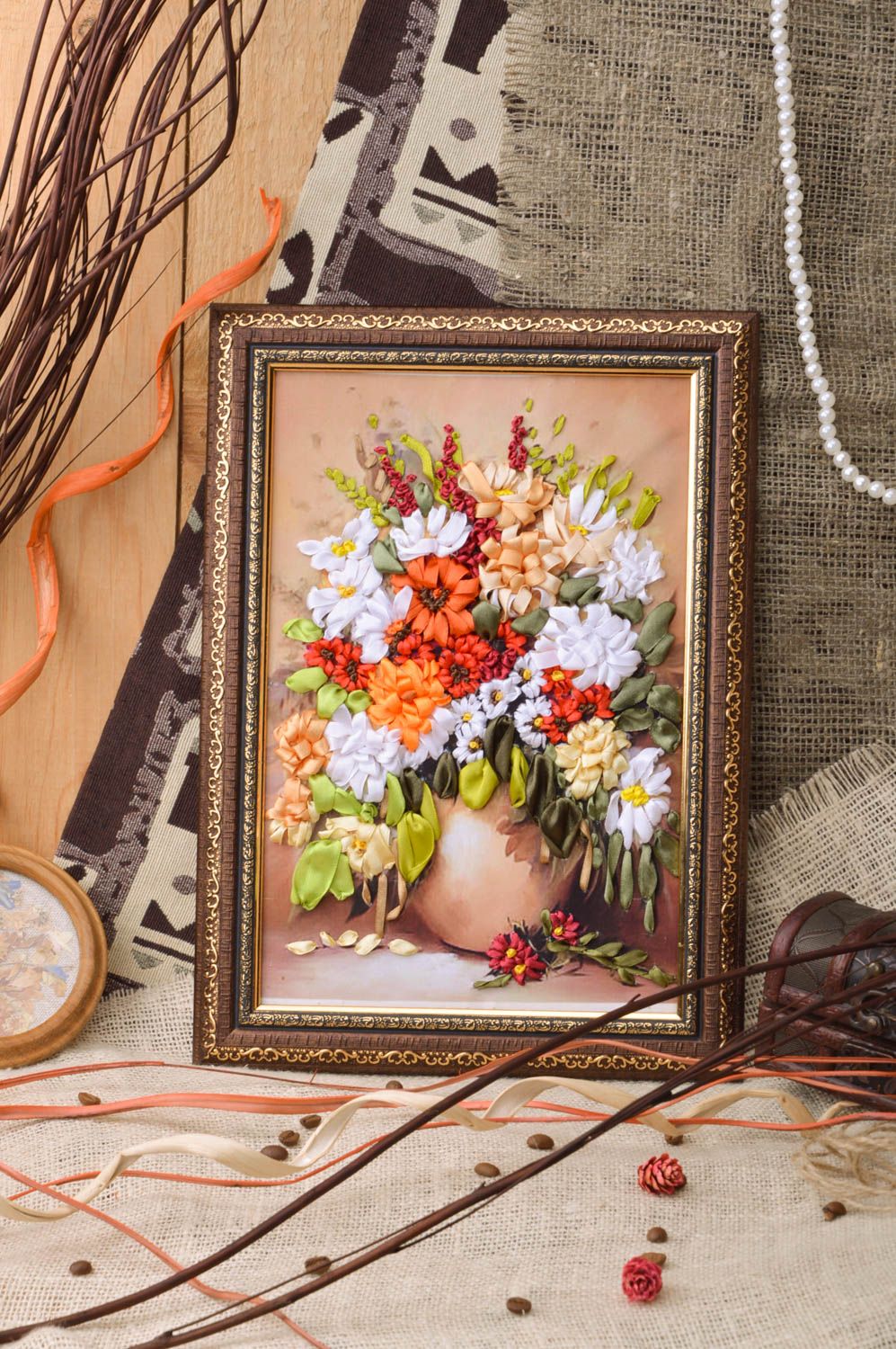 Gesticktes Wandbild Stillleben mit Blumen aus Atlasbändern handmade für Interieur Dekor foto 1