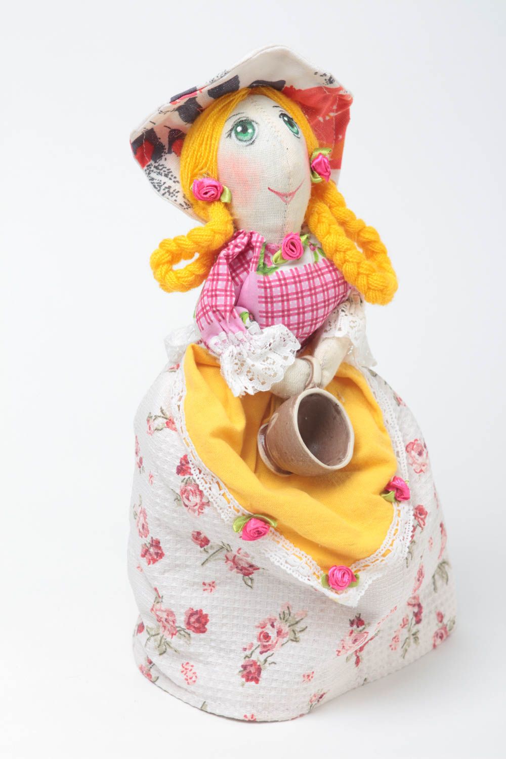 Оригинальный чехол для чайника в виде текстильной куклы с чашкой ручная работа фото 2