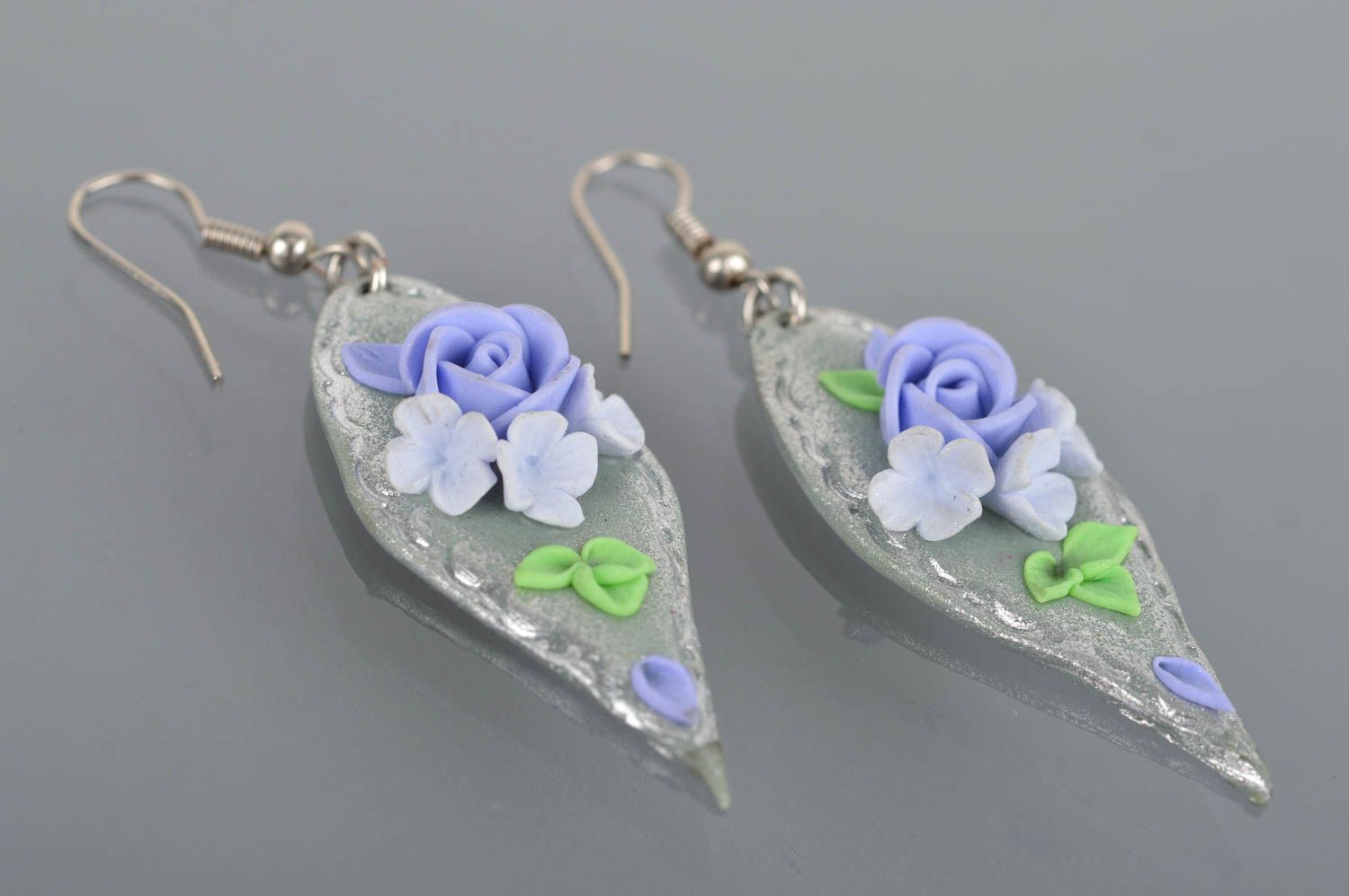 Boucles d'oreilles en pâte polymère allongées bleu gris faites main avec fleurs photo 2