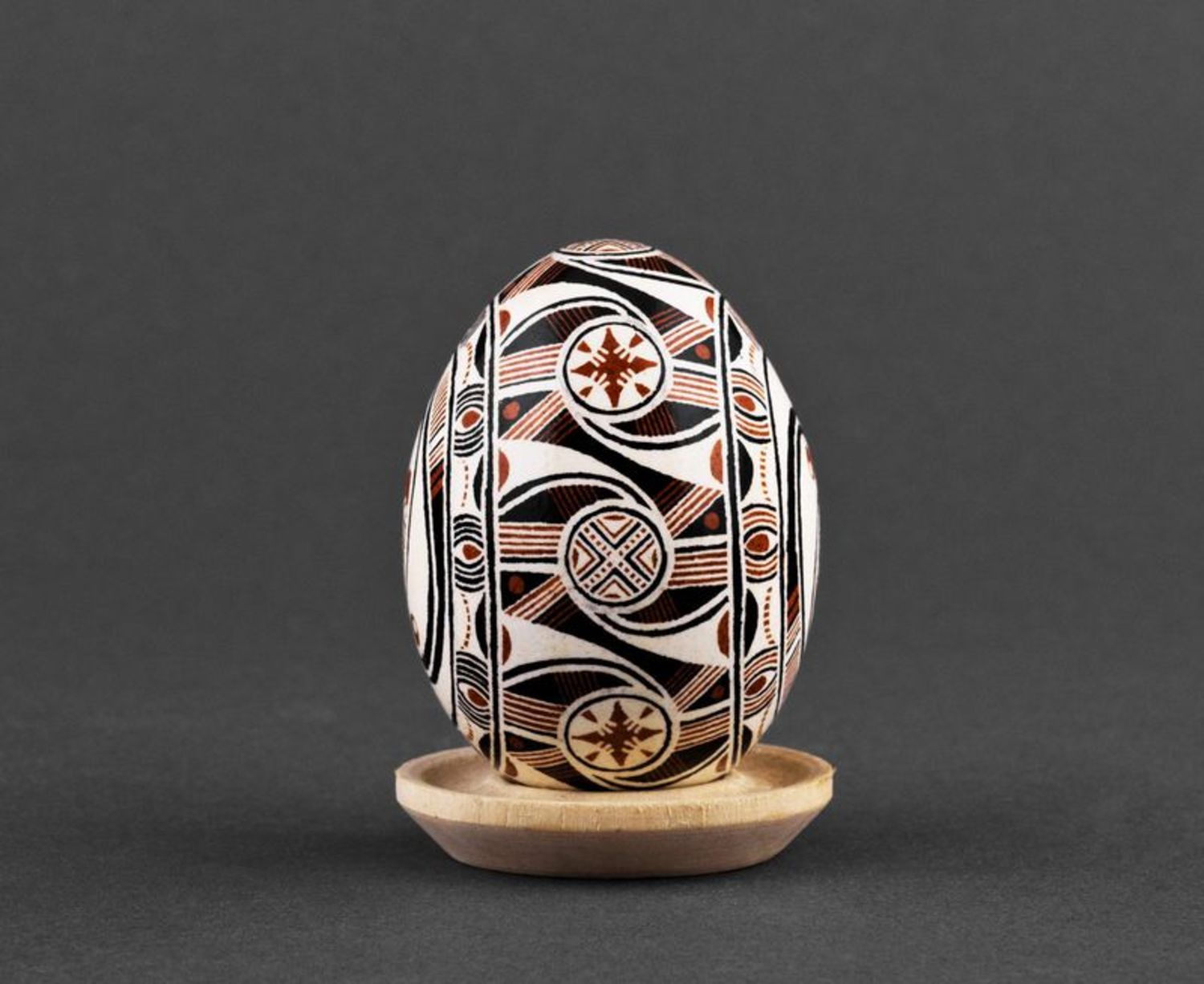 L'uovo di Pasqua dipinto a mano L'uovo decorativo fatto a mano L'uovo ucraino
 foto 2