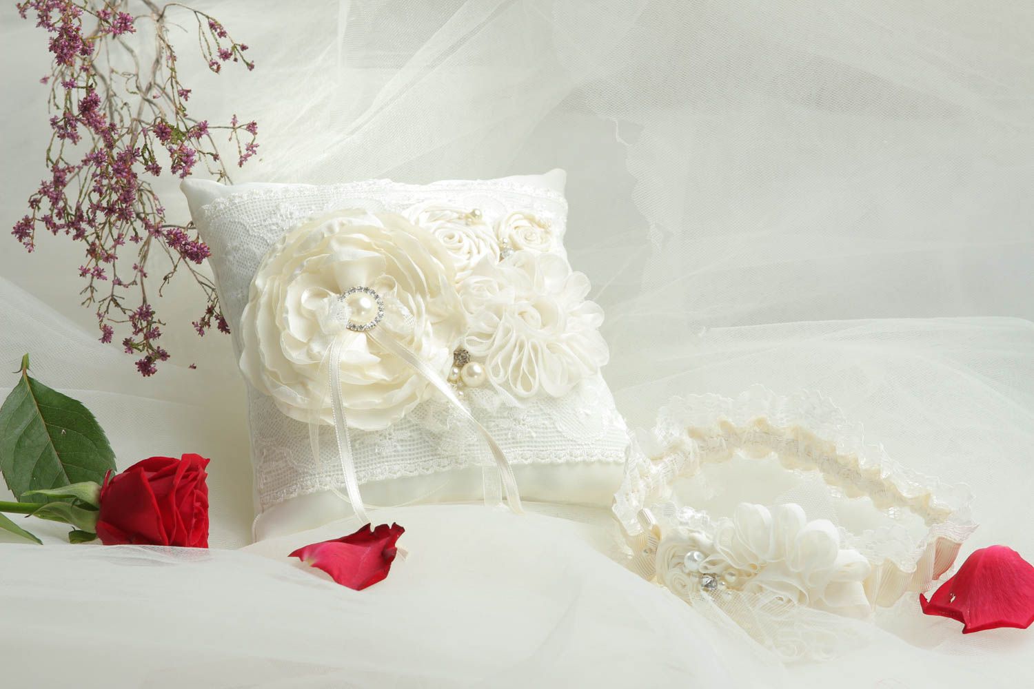 Свадебные аксессуары хэнд мэйд подушечка для колец подвязка невесты белые фото 1