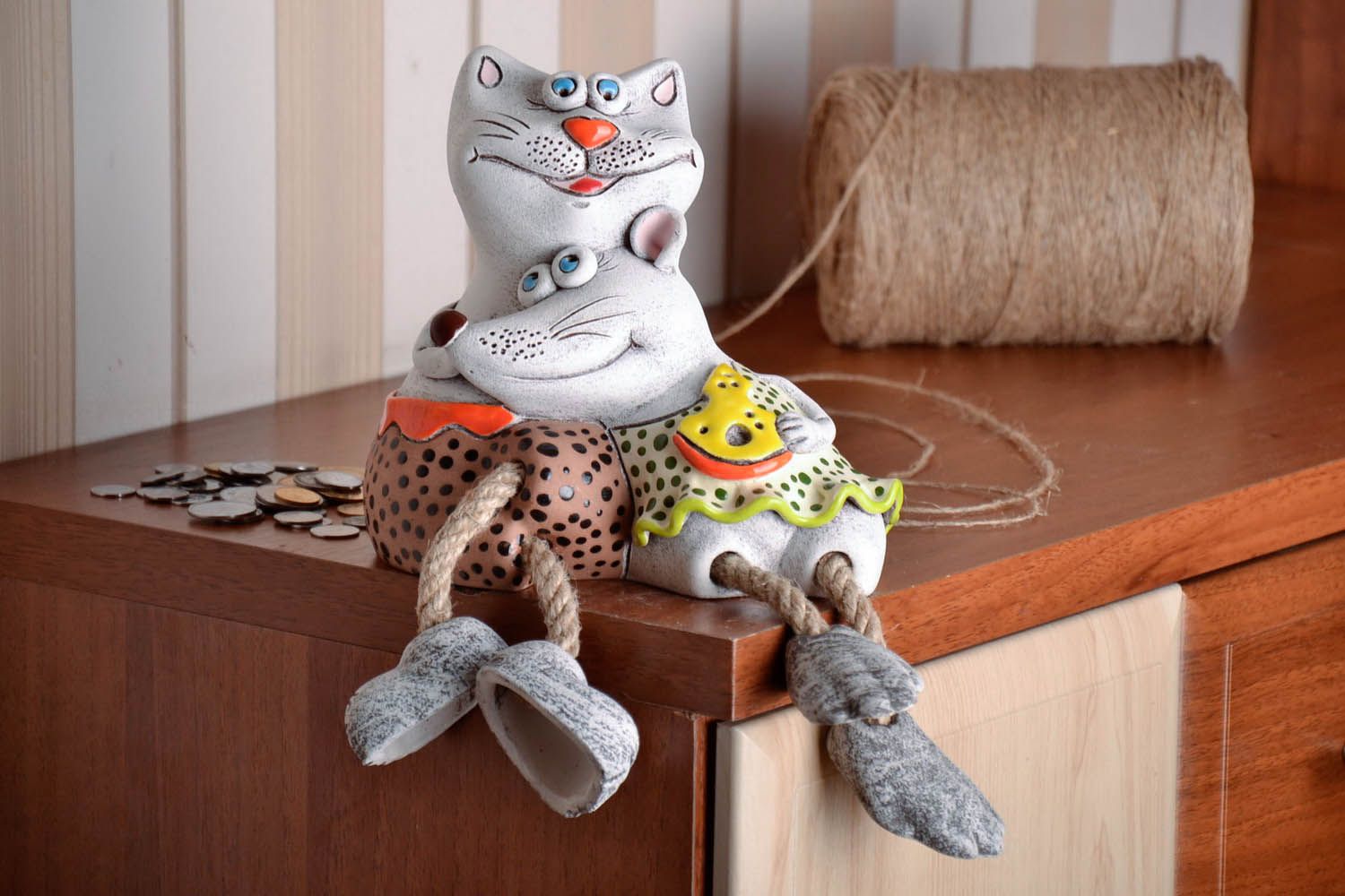 Gatto con topo salvadanaio fatto a mano in ceramica dipinto a mano idea regalo  foto 3
