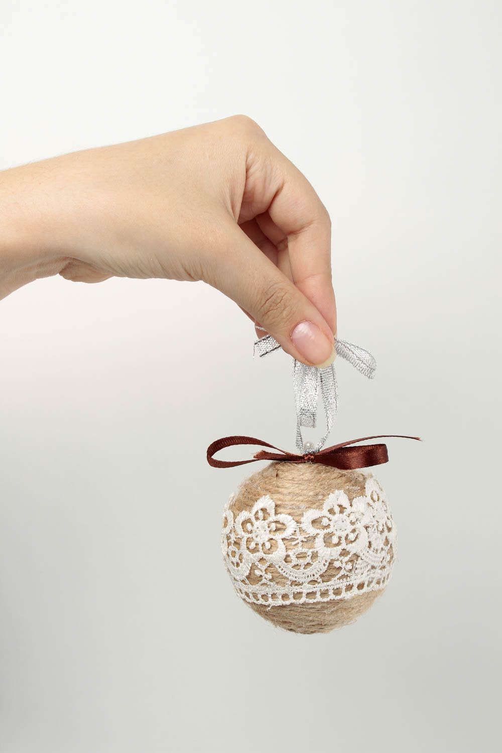 Игрушка на елку ручной работы декор для дома новогодний шар из ниток с кружевом фото 2