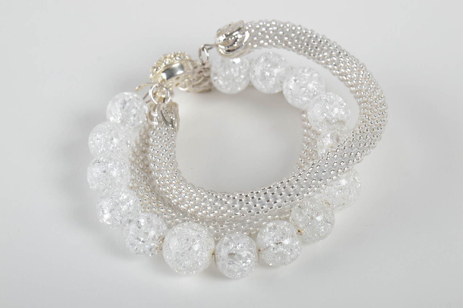 Handmade weißes Armband Schmuck aus Rocailles und Glasperlen Frauen Accessoire foto 3