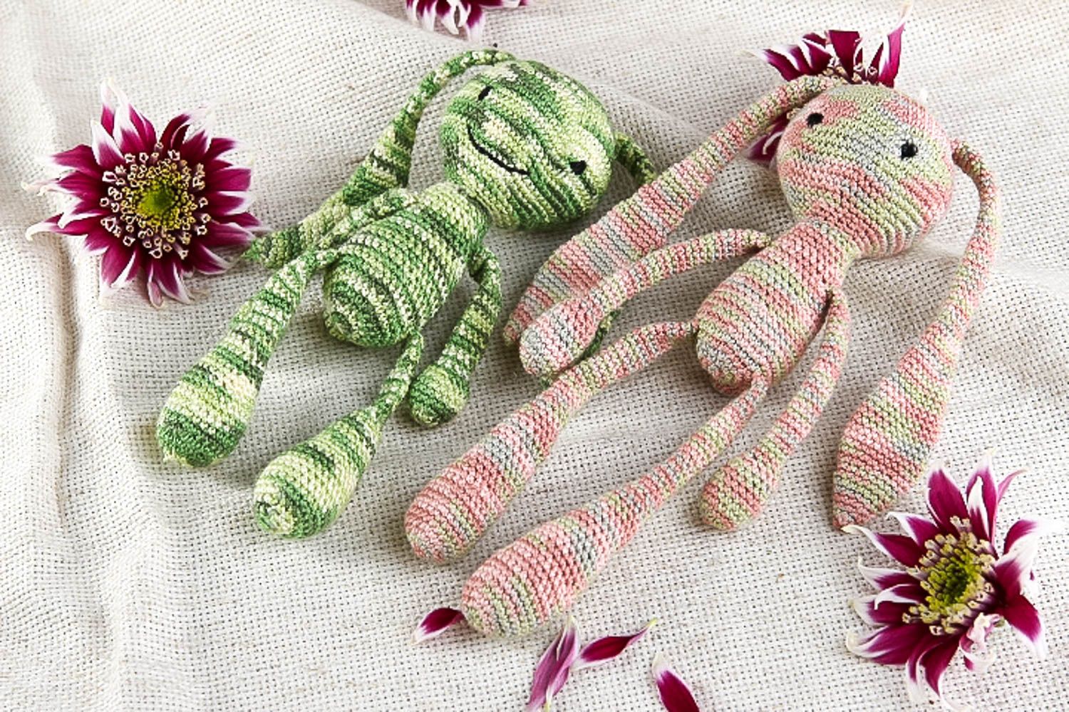Jouets tricotés 2 Peluches faites main lapins rose et vert Cadeau enfant photo 1