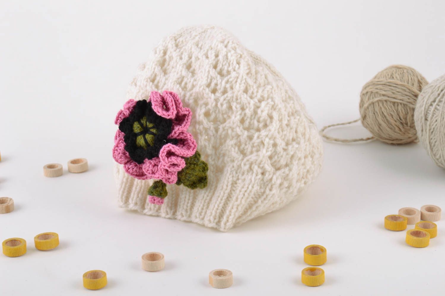 Bonnet pour fillette tricoté en coton fait main ajouré avec fleur de demi-saison photo 1