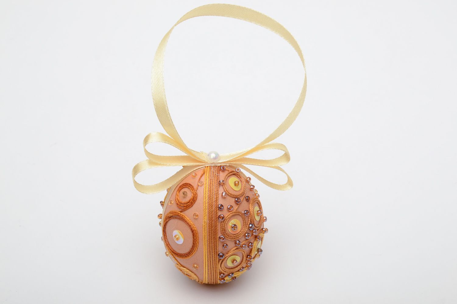 Œuf-écrit pyssanka jaune décoré de rubans et perles de rocaille photo 2