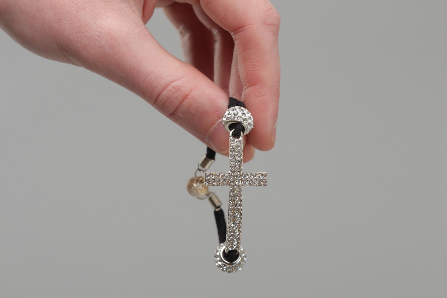 Черный браслет из искусственной замши с подвеской в виде креста со стразами для девушки фото 5
