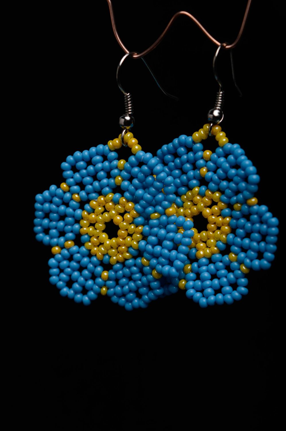 Boucles d'oreilles en perles de rocaille bleues et jaunes photo 3