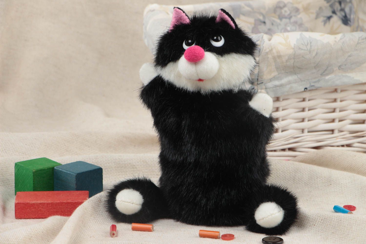 Игрушка на руку из искусственного меха кот черный с белым смешной ручная работа фото 1