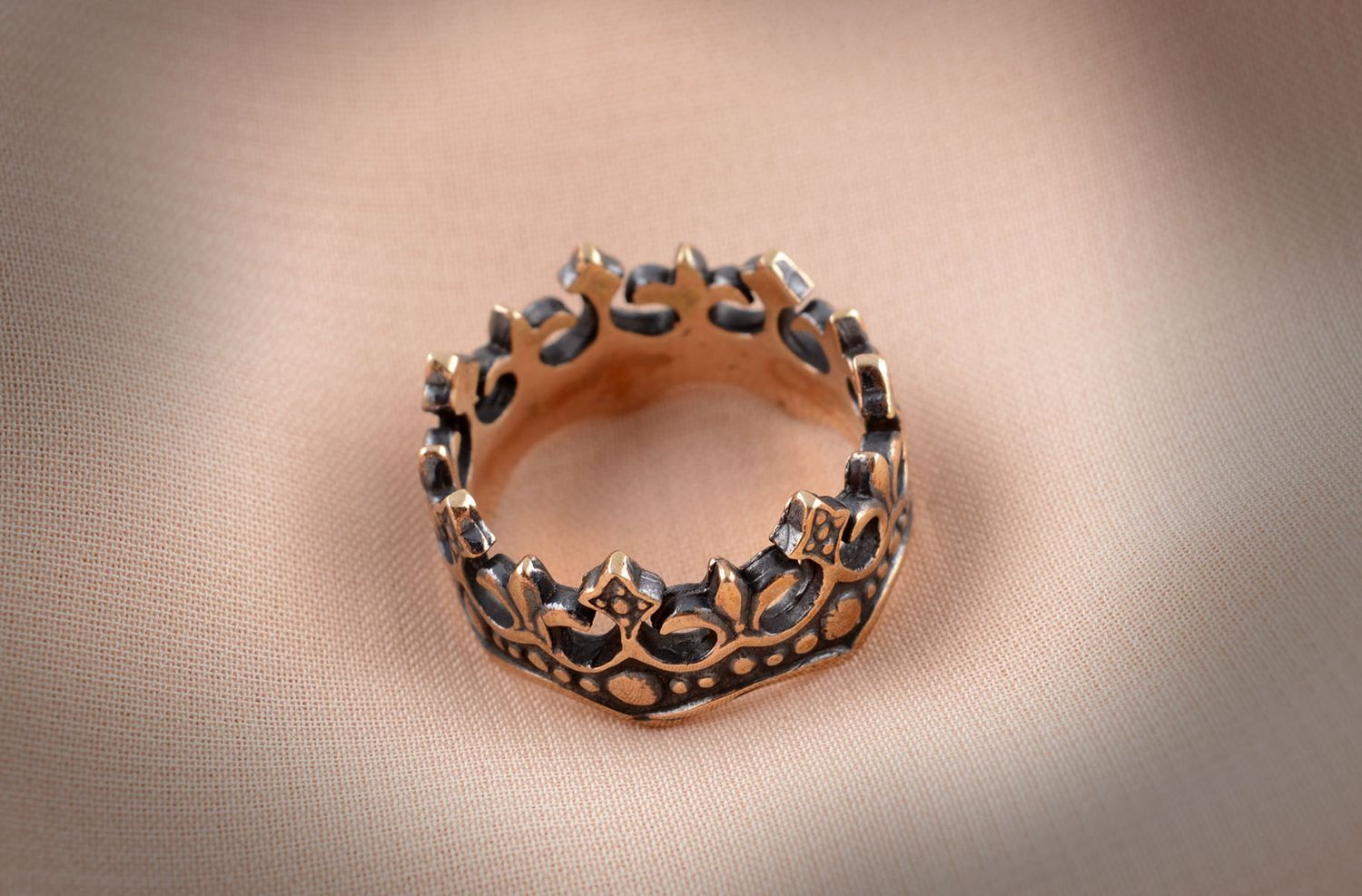 Кольцо ручной работы бронзовое кольцо почерненное женское кольцо оригинальное фото 5