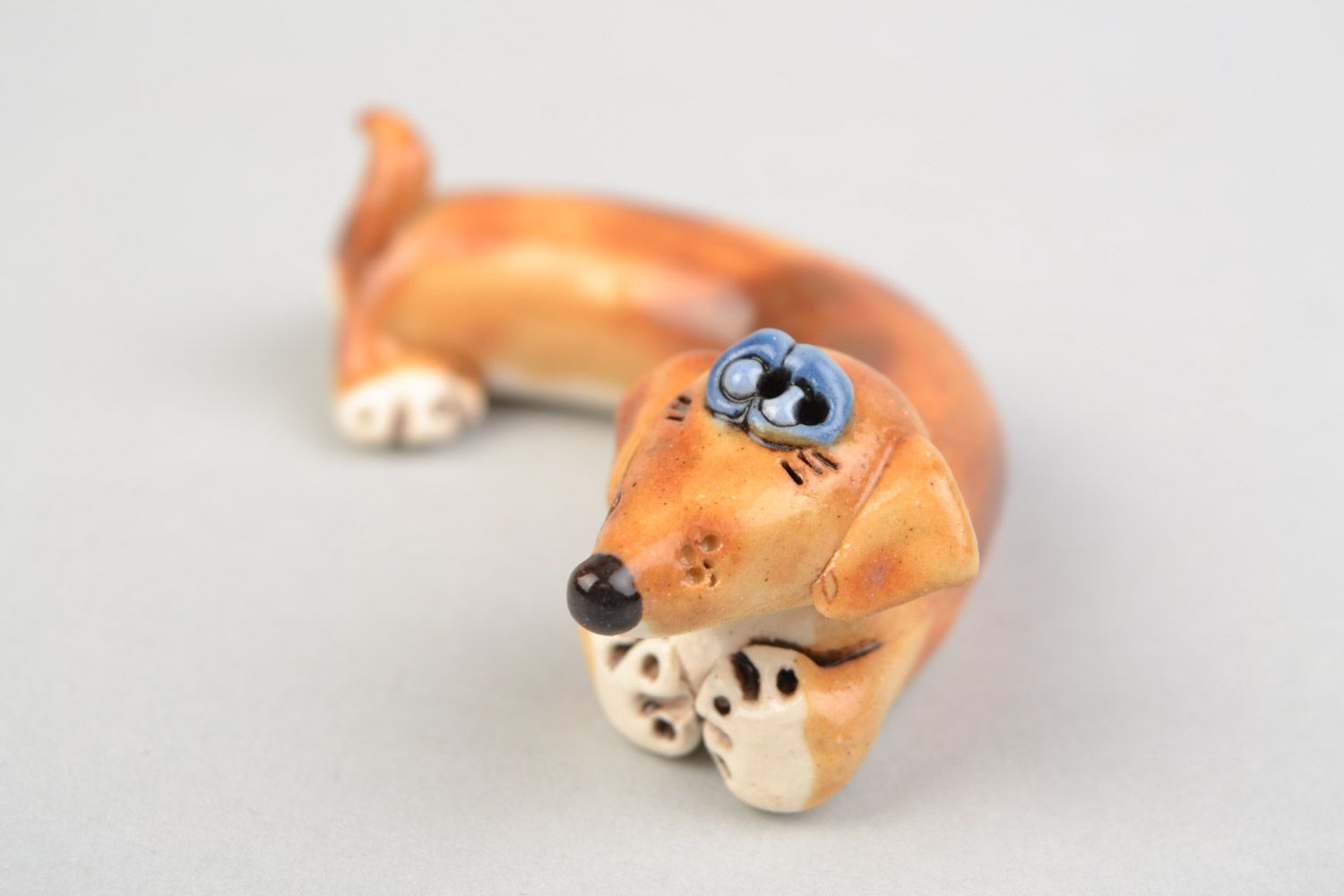 Figura de cerámica en miniatura divertida hecha a mano perro salchicha foto 1