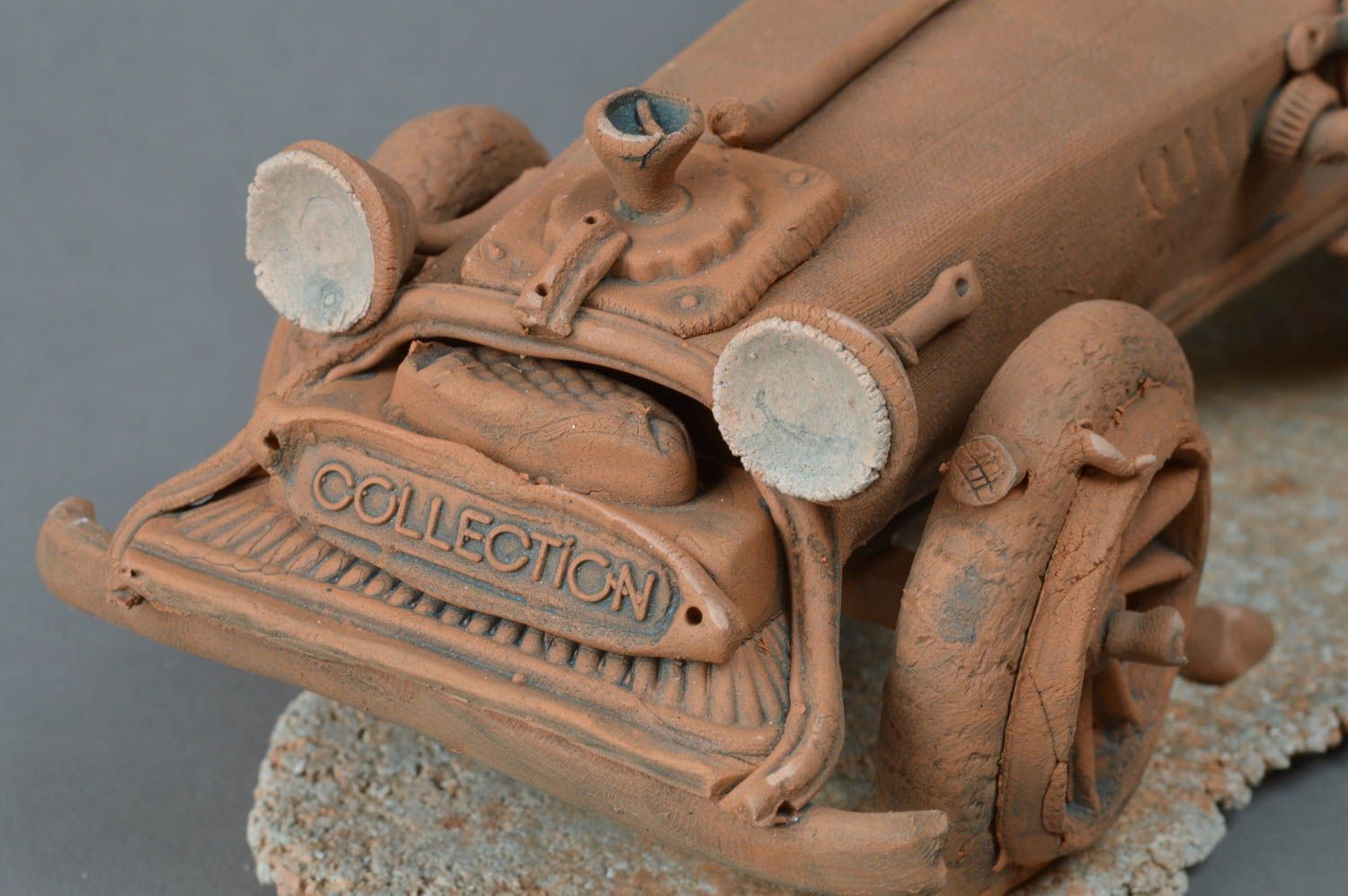 Необычная глиняная скульптура статуэтка ручной работы Пара в ретро-автомобиле фото 3
