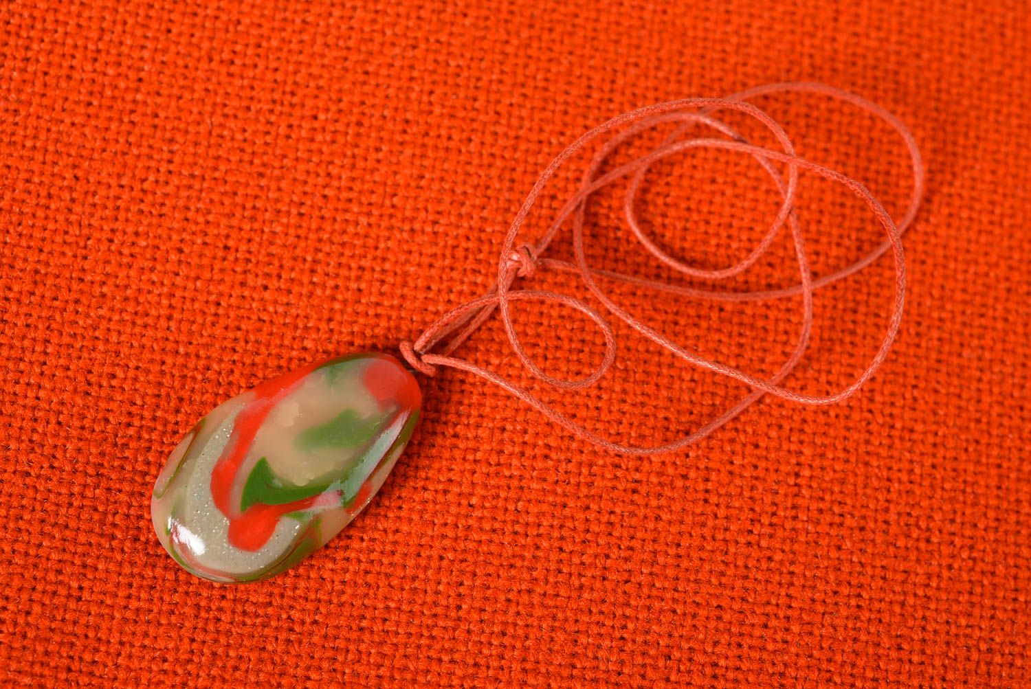 Украшение ручной работы кулон из полимерной глины на шнурке модная бижутерия фото 1
