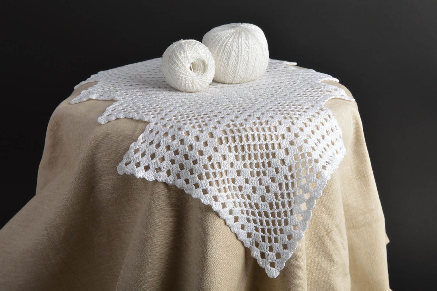 Serviette tricotée faite main originale en fils cotonniers blanche décoration photo 2