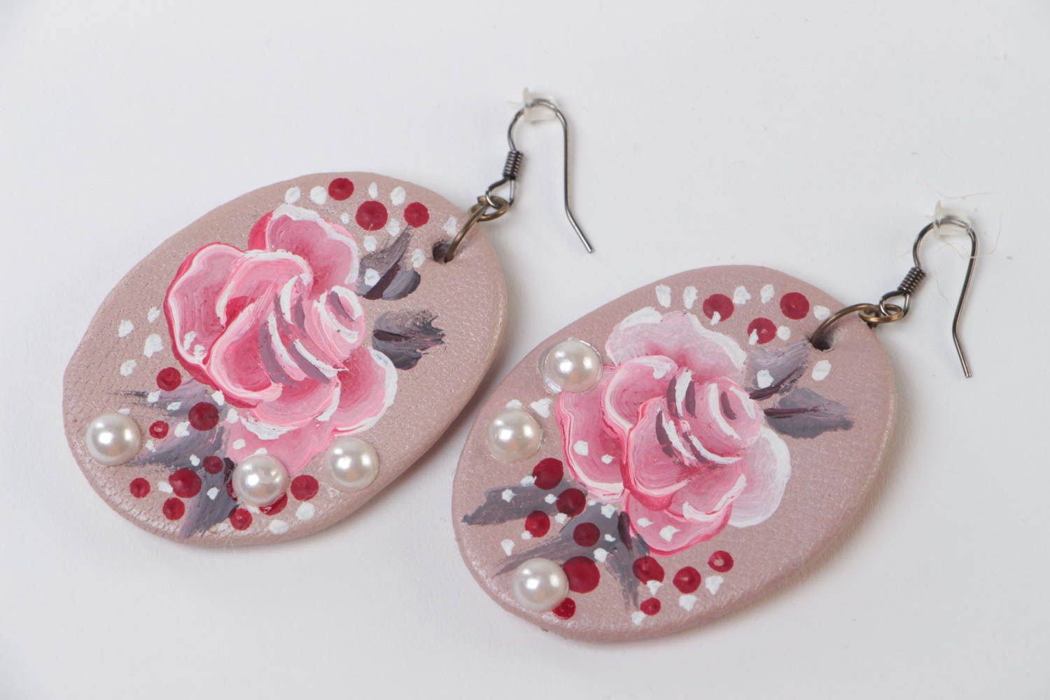 Boucles d'oreilles avec roses faites main peintes en cuir et fausses perles photo 2