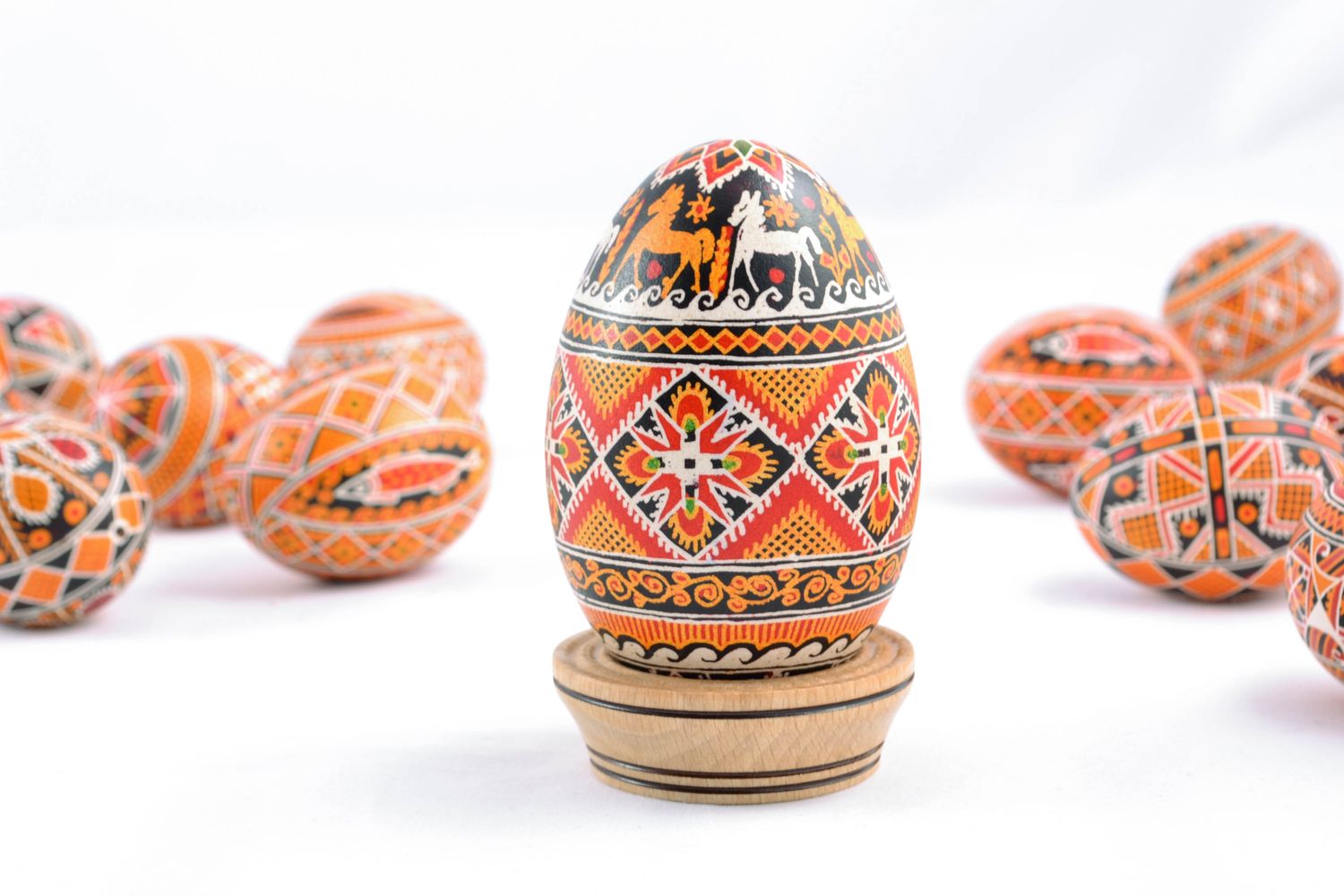 Huevo de Pascua con caballitos foto 1