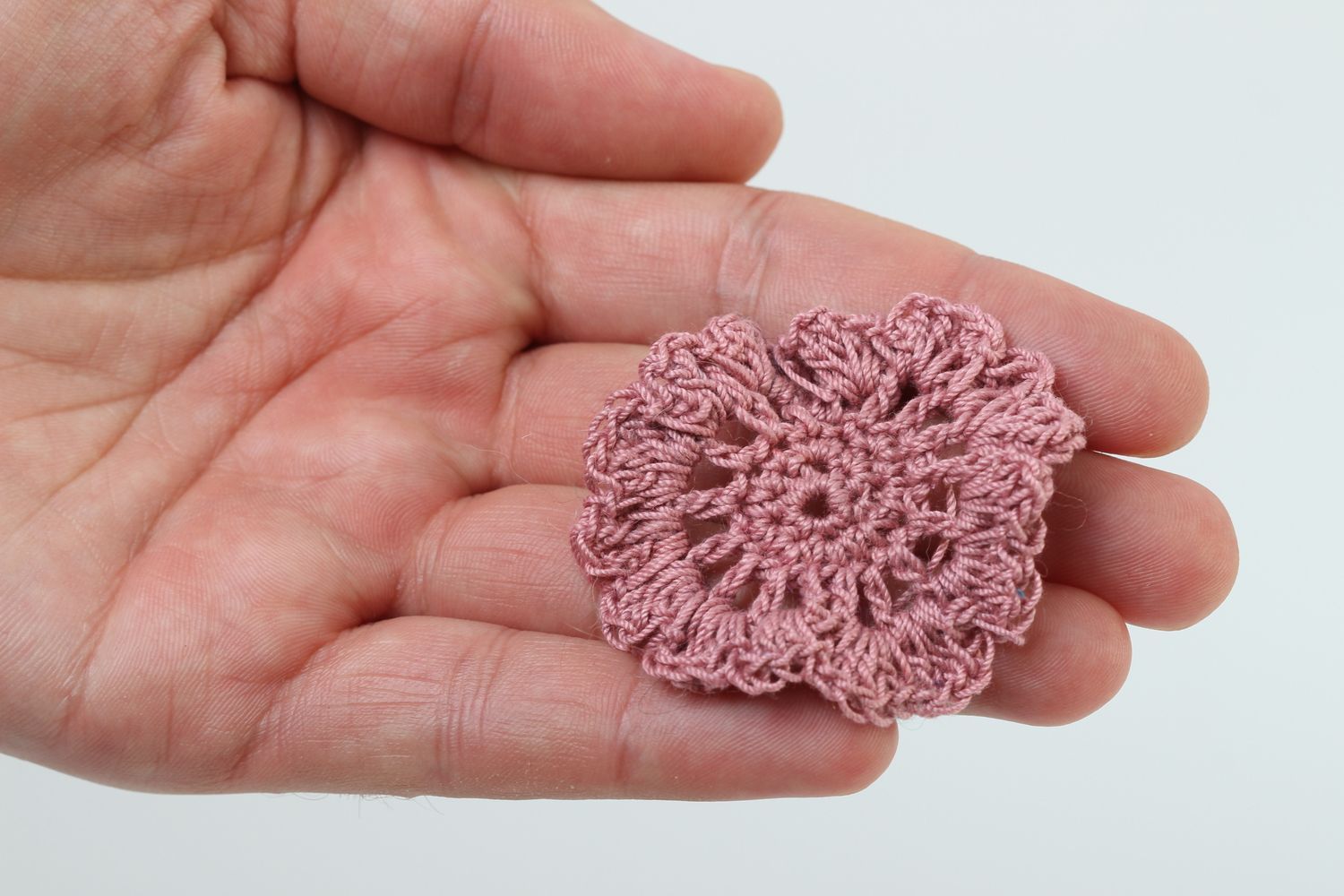 Flor tejida al crochet hecha a mano accesorio de bisutería regalo original foto 5