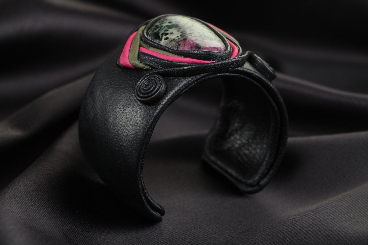 Широкий кожаный браслет с рубином с регулируемым размером ручной работы черный фото 1