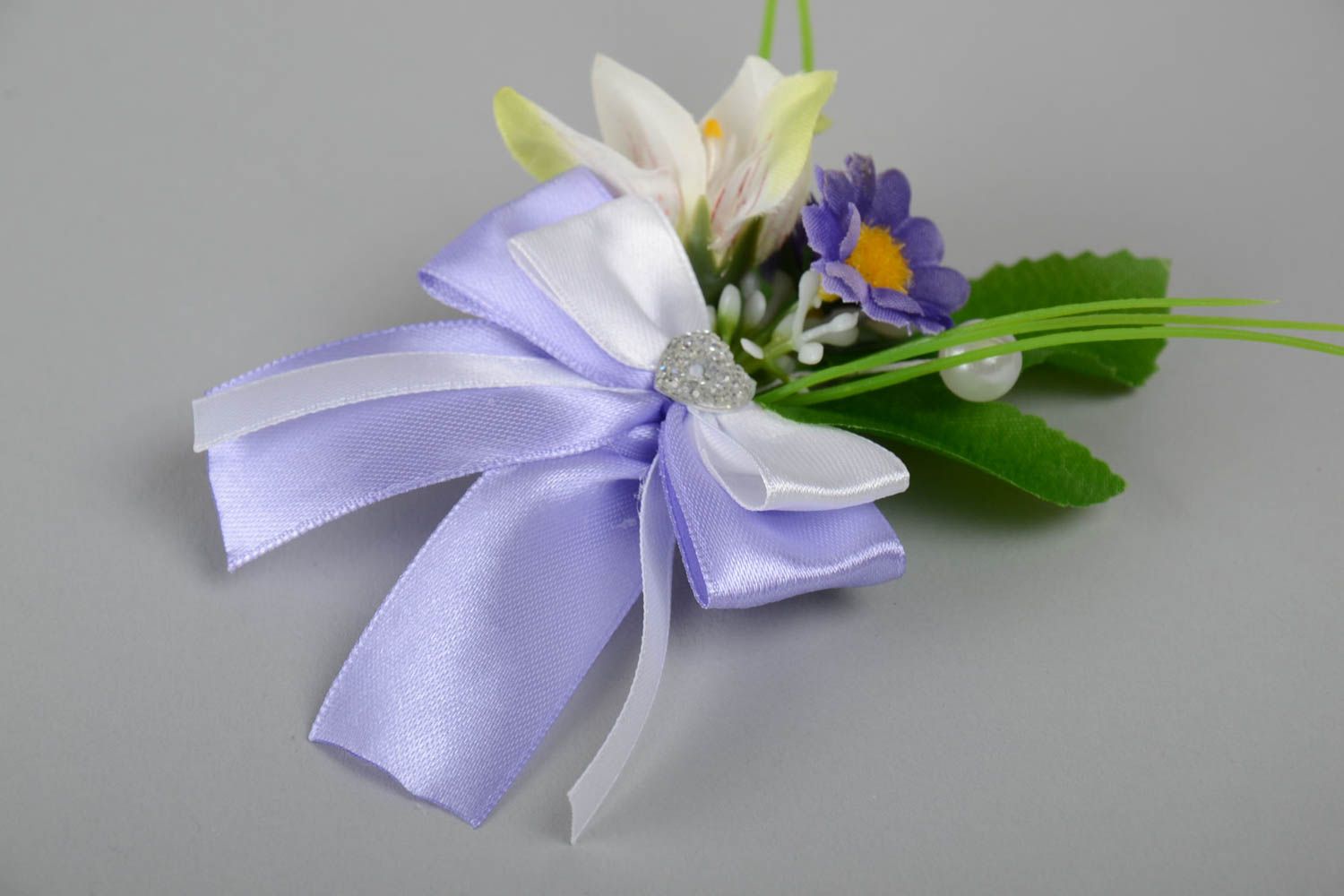 Бутоньерка для жениха ручной работы красивая с цветами и атласом на булавке фото 2