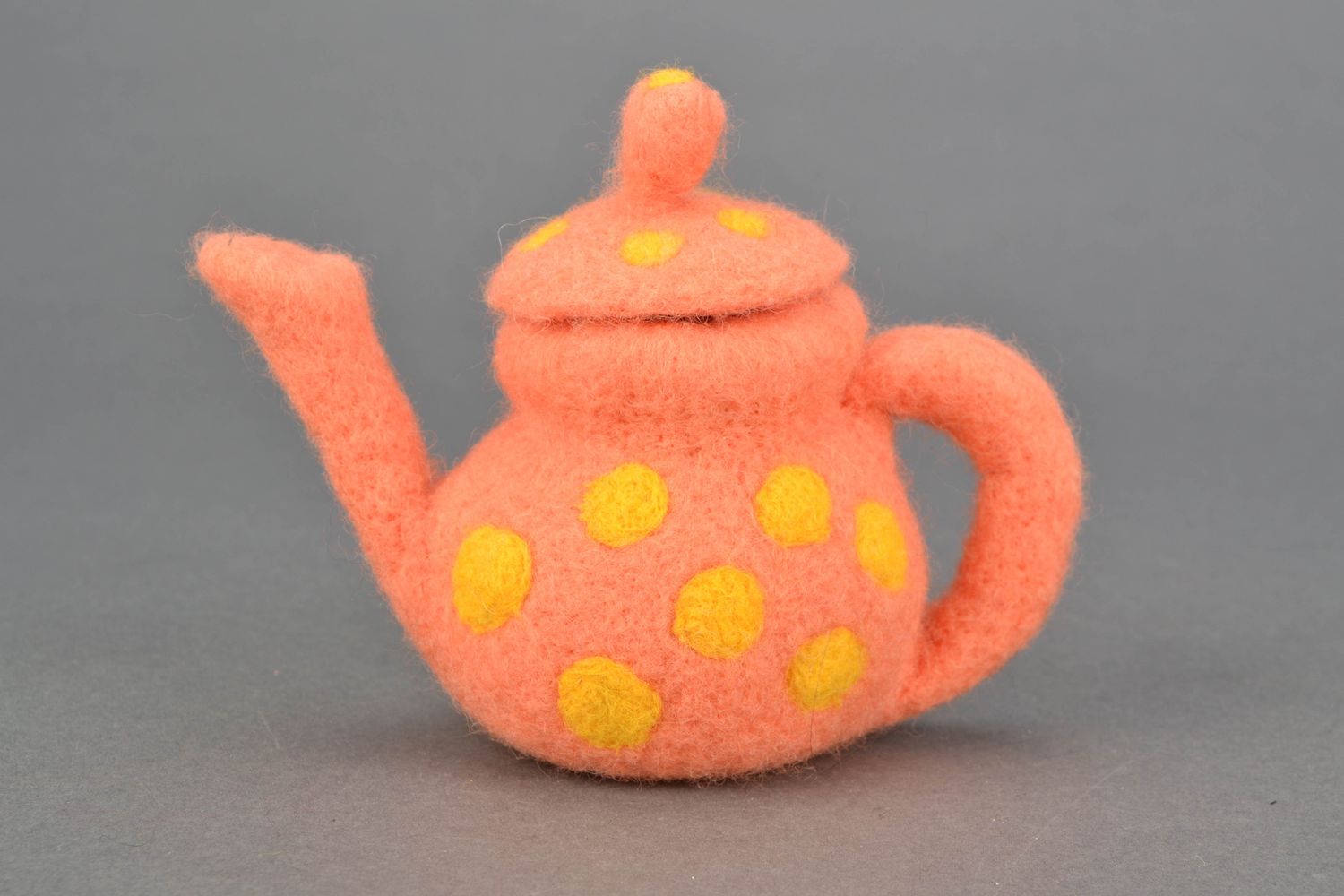 Дизайнерская игрушка из шерсти в виде чайника фото 1