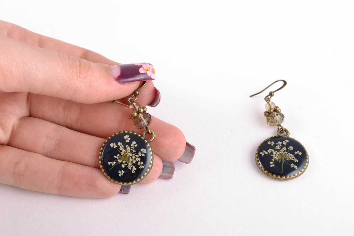Round earrings with dried flowers in epoxy resin photo 3