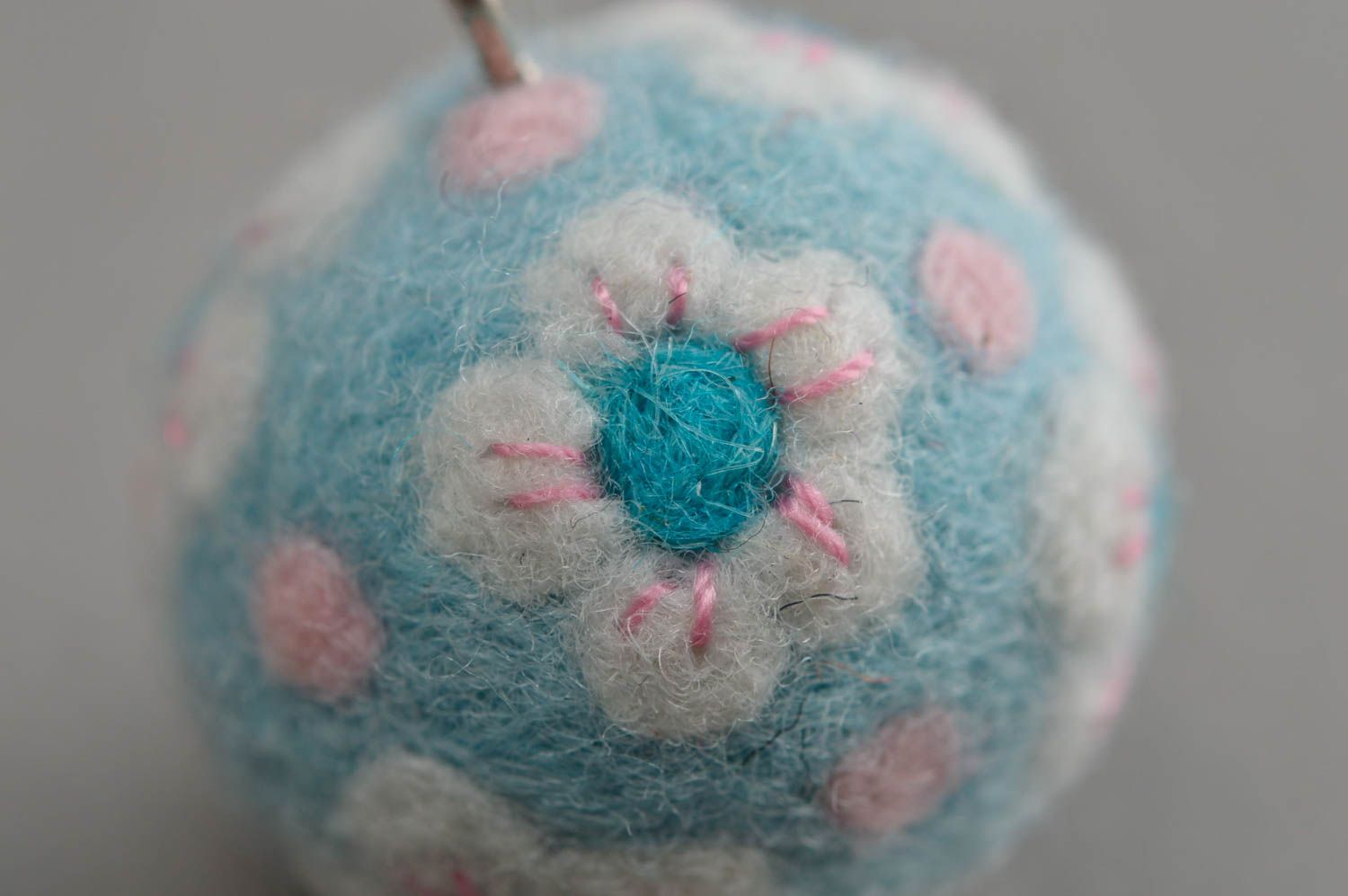 Pendentif boule bleu ciel de créateur fait main en laine technique de feutrage photo 5
