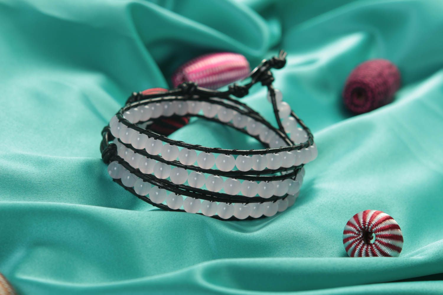 Handmade mehrreihiges Armband Schmuck gehäkelt Accessoire für Frauen schön grell foto 2