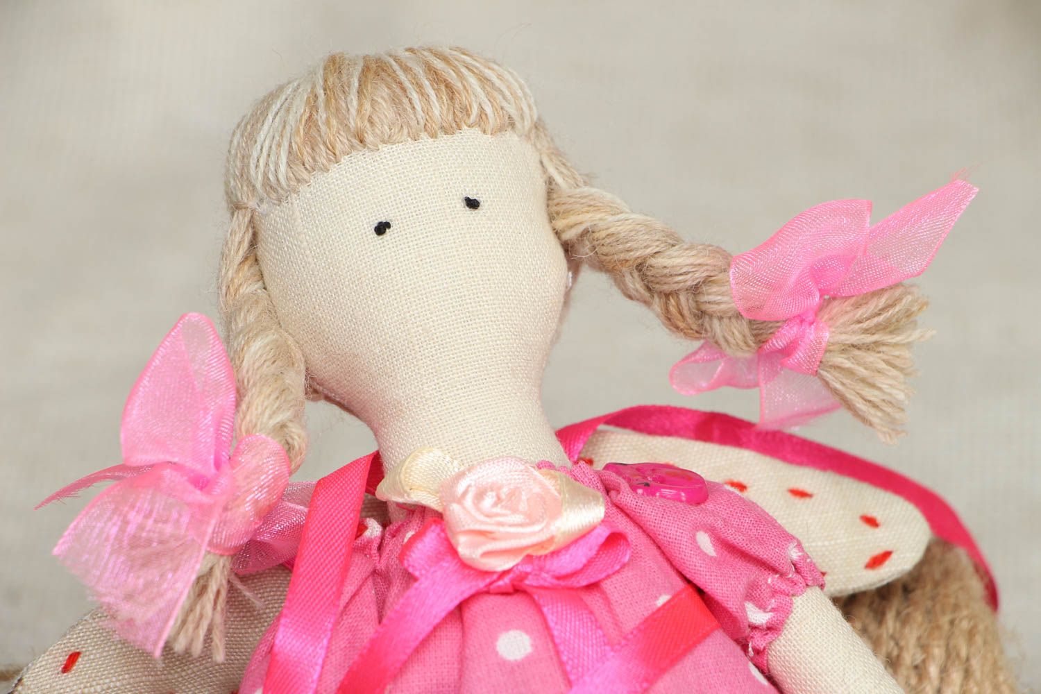 Muñeca de diseñador Ángel con vestido rosado foto 2