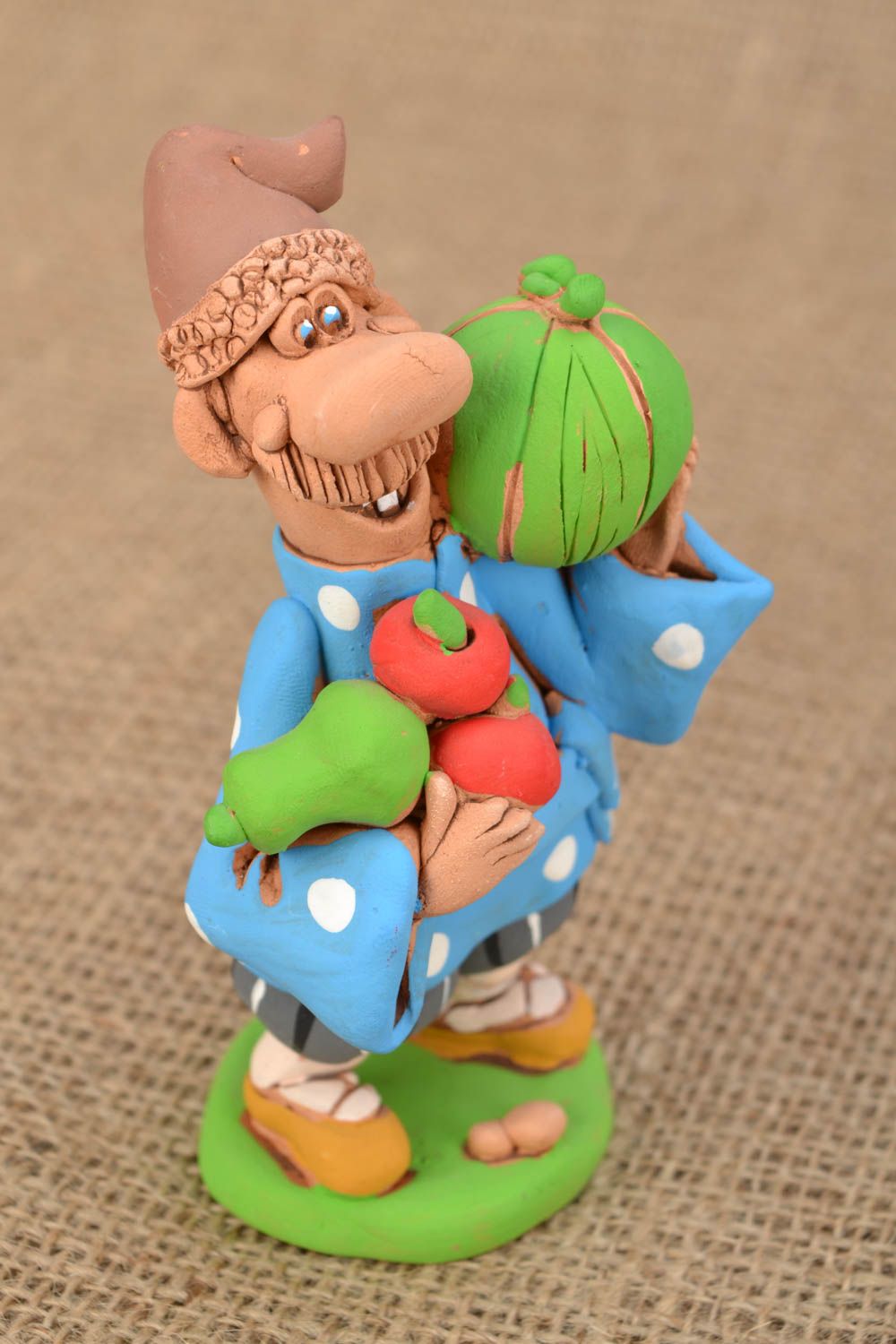 Авторская глиняная фигурка Казак с фруктами фото 1